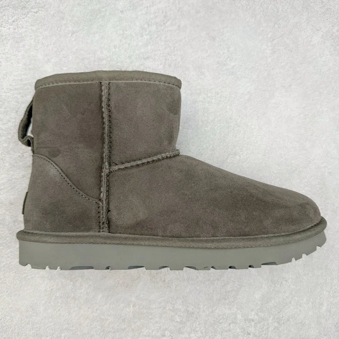 Pick up locally💰520 UGG 6222 Classic short-cut autumn and winter sheepskin and fur integrated snow boots. All shoes are made from the same factory as ZP. Longfeng A-grade Australian imported sheepskin and fur integrated men's and women's boots. Brand OEM production line. Fully follow the ZP process. OEM original pattern maker. Adhering to the principle of no original shoes and no development selection. Pay attention to every detail. The most authentic version on the market. TREADLITE "Light Wing" technology outsole. Lightweight/durable/flexible/pile size: 35 36 37 38 39 40 41 42 43 44 45 Coding: by2936070